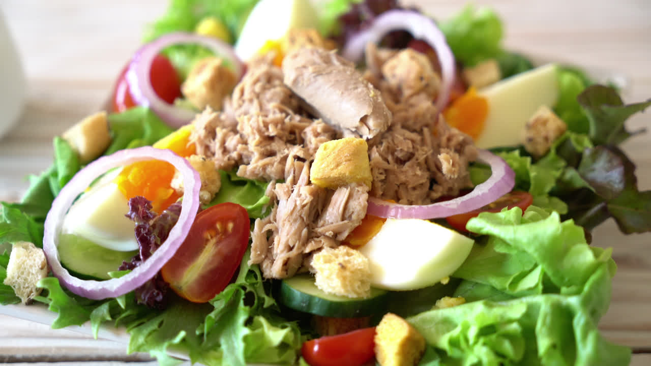 atún con ensalada de verduras y huevos