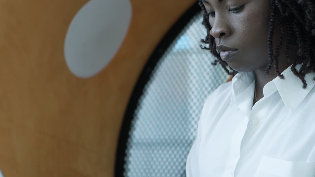 노트북으로 일하는 진지한 젊은 사업가