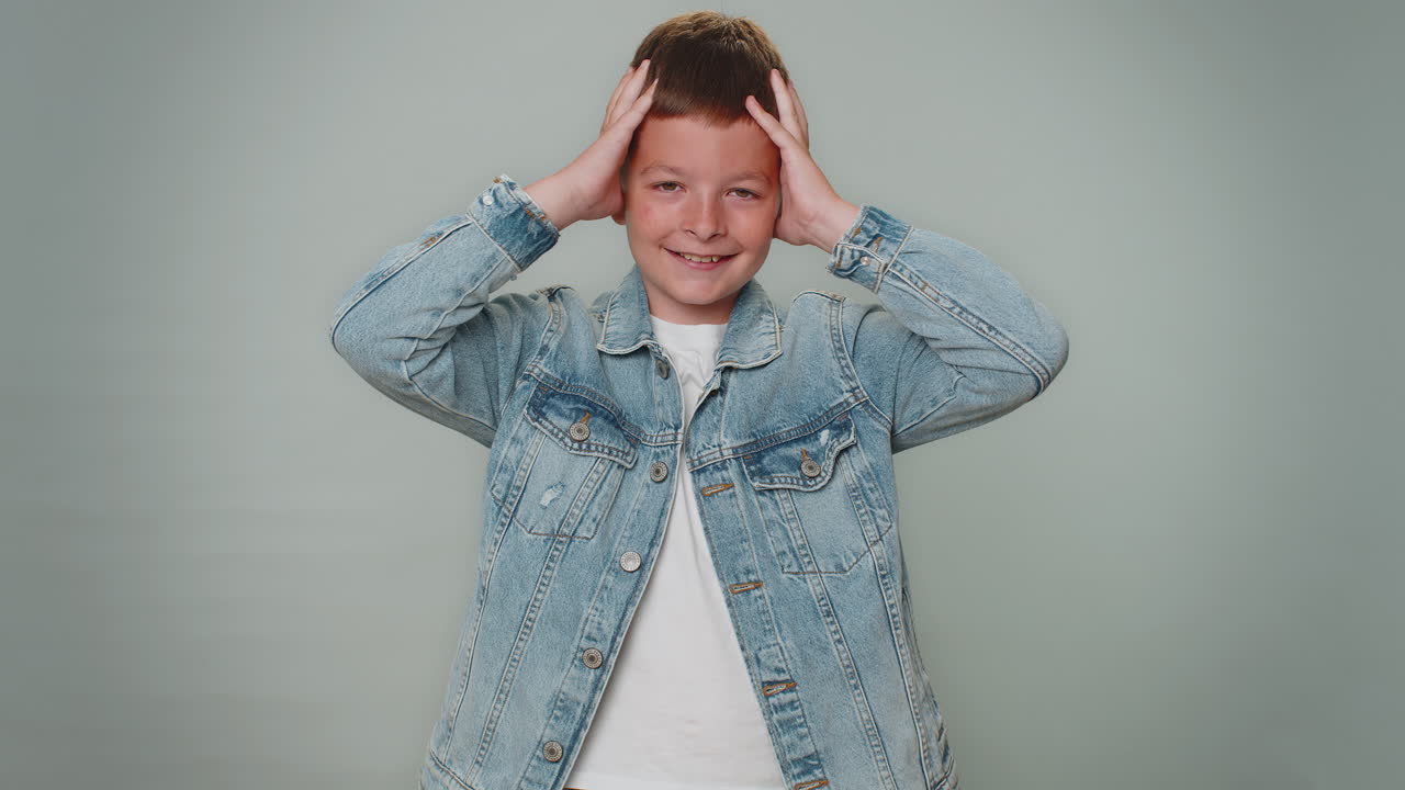 놀라서 흥분한 소년 놀라서 커다란 눈으로 카메라를 쳐다보며 갑작스러운 승리로 충격을 받았다, 와우 감정