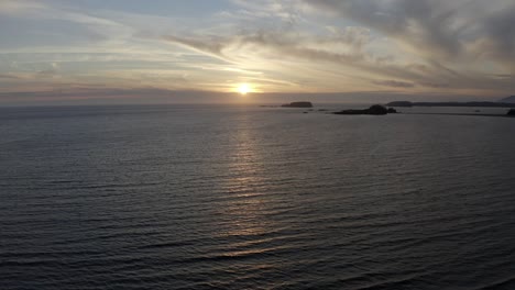 Ruhiges-Meer-Während-Der-Abenddämmerung-In-Tofino,-Vancouver-Island,-Westküste,-Kanada