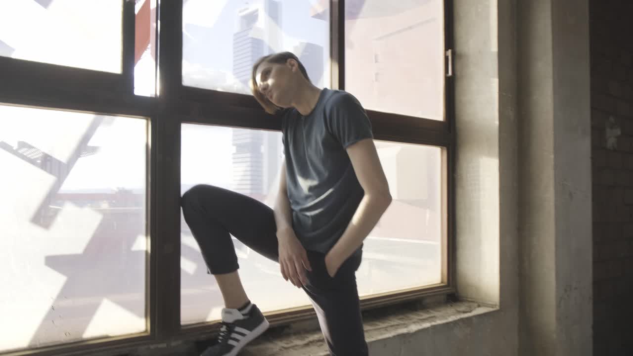 hombre joven de pie cerca de las ventanas