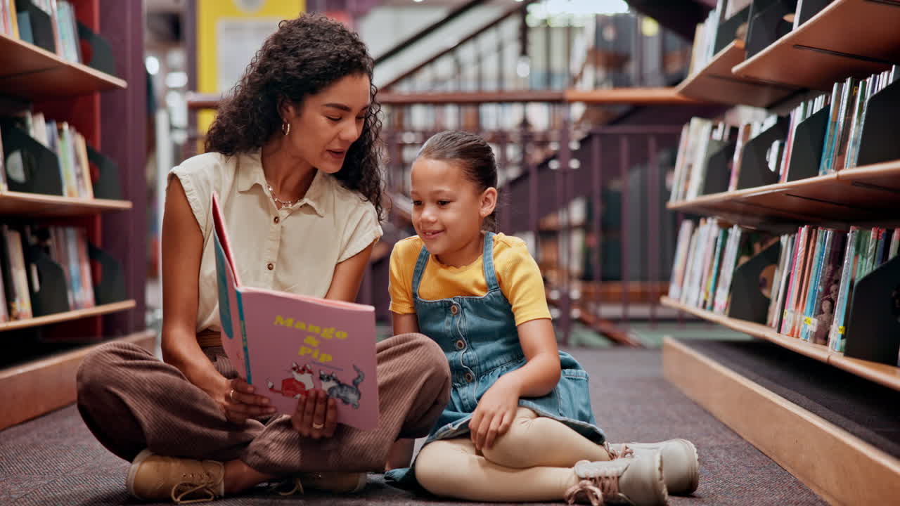 madre e hija disfrutando del tiempo de cuentos en la biblioteca