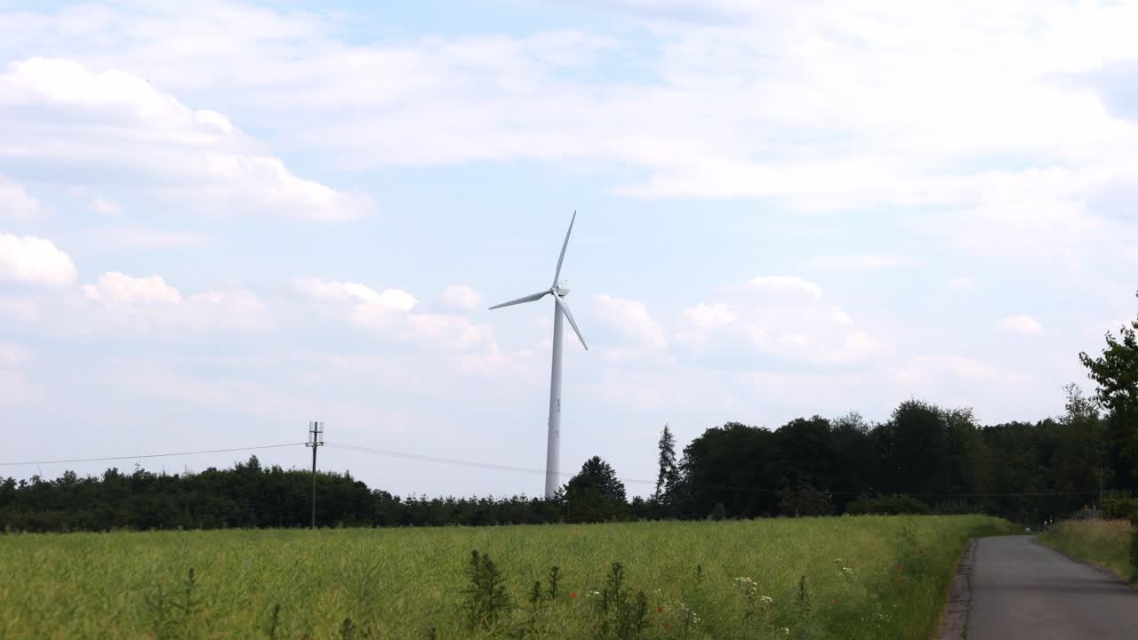 풍력 터빈은 키가 크고 색이며, 사우어랜드의 에 서 있습니다.