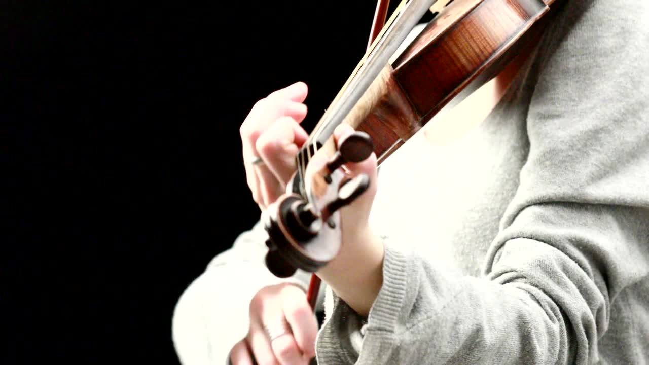 바이올리니스트가 연주하는 - 그녀의 손의 클로즈업