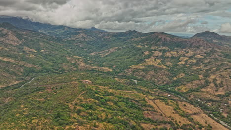 Caldera-Panamá-Antena-V6-Impresionante-Vista-Panorámica-Panorámica-Capturando-Hermosos-Paisajes-Naturales-De-Cadenas-Montañosas-Y-Laderas-Con-Varias-Vegetaciones---Filmada-Con-Mavic-3-Cine---Abril-De-2022