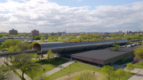 Toma-Aérea-De-Establecimiento-De-La-Increíble-Estación-De-Metro-Moderna-En-El-Lado-Sur-De-Chicago