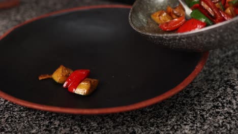 chef preparando un delicioso salto de verduras
