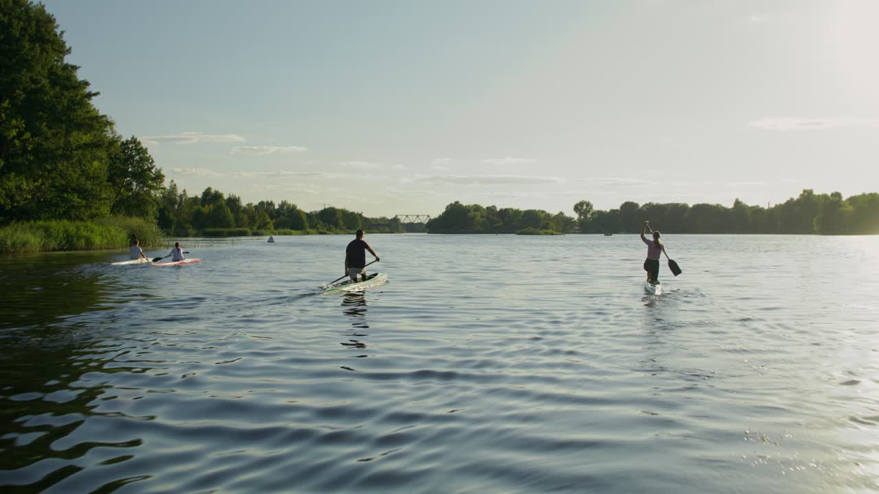 Paddleboarding på en sø