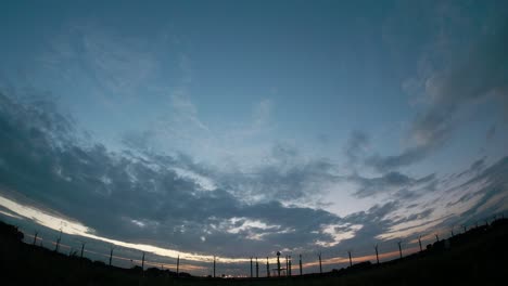 imágenes de ojo de pez de un enorme avión de cuatro motores despegando del aeropuerto con un hermoso cielo nublado al atardecer en el fondo