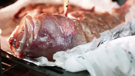 cocina casera de pargo rojo en el horno, comida criolla, mahe seychelles 1