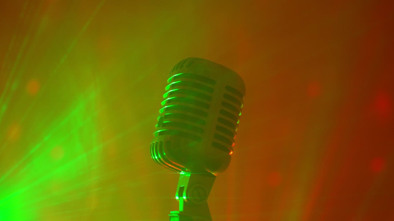 micrófono vintage con luces de discoteca en el escenario. actuación en vivo o concepto de karaoke.