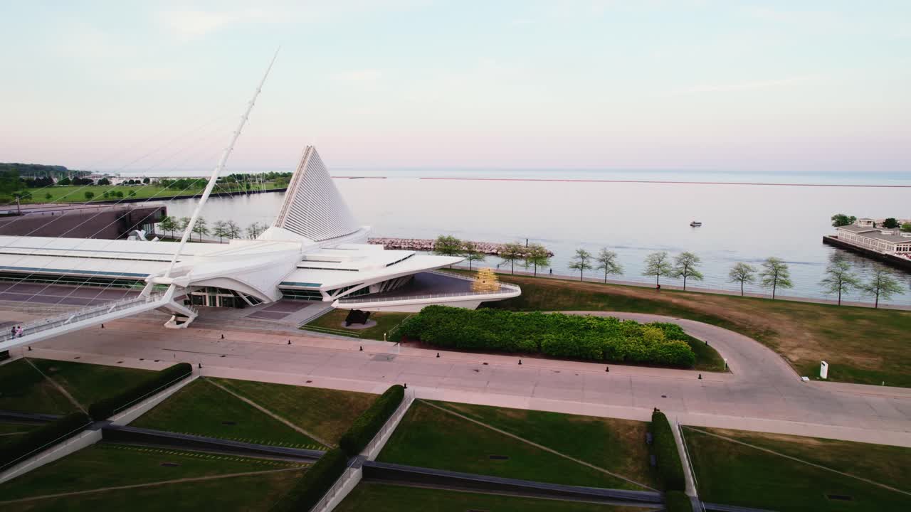 ascendiendo antena cinematográfica por encima de milwaukee wisconsin centro de la ciudad - puesta de sol aérea