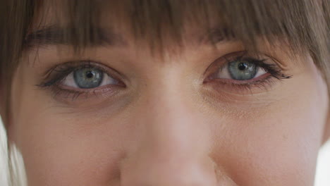 retrato de una mujer hermosa con los ojos parpadeando