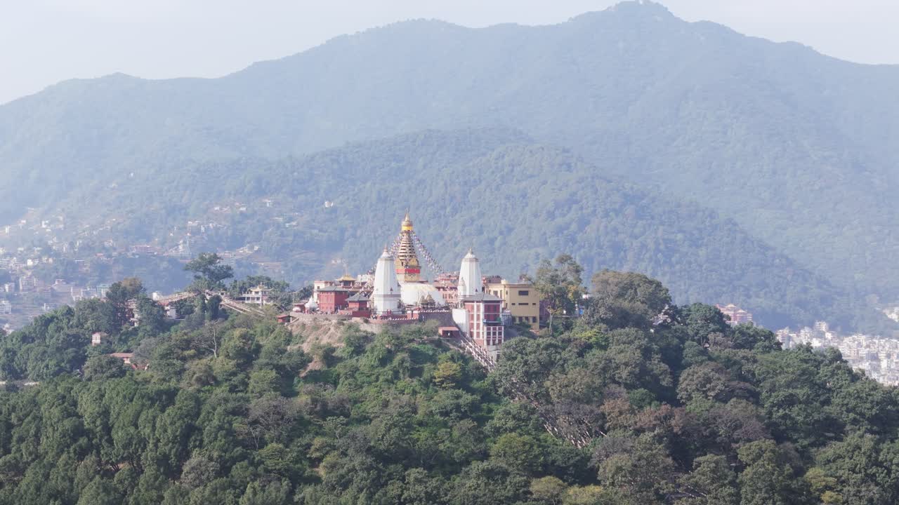 Un video aereo realizzato con drone cattura lo stupa di Swayambhunath che si erge su Kathmandu. Questo sacro punto di riferimento in cima alla collina riflette l'antico patrimonio buddista, la vita spirituale e le viste panoramiche sulla valle sottostante.