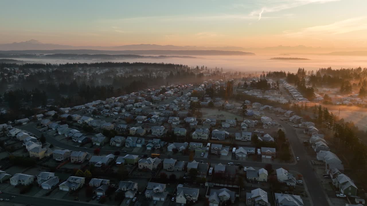 вид с воздуха на густонаселенный пригород дубовой гавани на восходе солнца