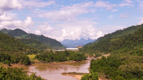 represa hidroeléctrica en un valle en una subsidiaria del mekong en el norte de laos