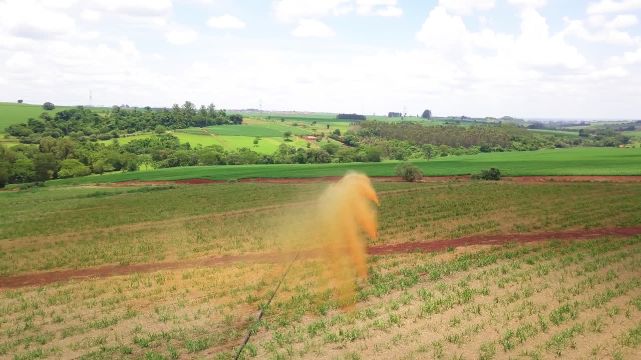 Getti di vinhoto che vengono riversati nella piantagione di canna da zucchero per fertilizzare la pianta, contenenti molti nutrienti per dare forza e resistenza per crescere forte e sana.
