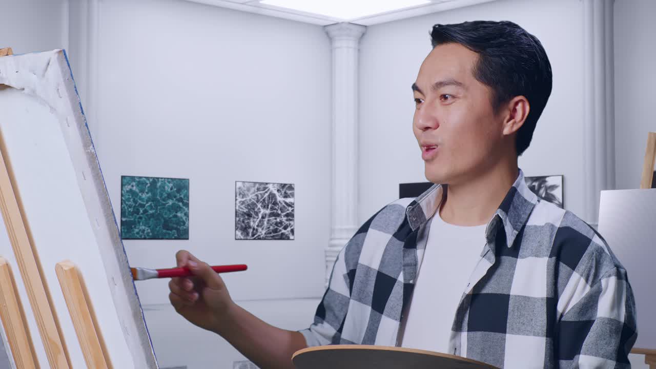 캔버스 위의 그림을 바라보는 아시아 남성 예술가의 클로즈업, 갤러리에서 오일 페인트와 으로 그림을 그리는 동안 와우라고 말하는