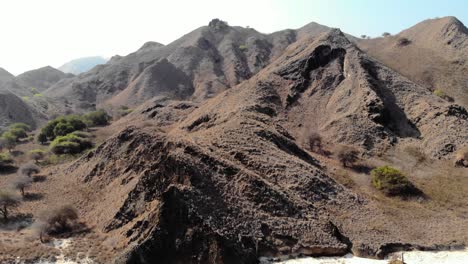 Steile-Und-Schroffe-Hügel-Mit-Weißem-Sand-Am-Pink-Beach-Auf-Der-Insel-Padar-Im-Komodo-Nationalpark,-Indonesien