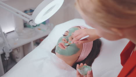 mujer recibiendo un tratamiento de máscara facial