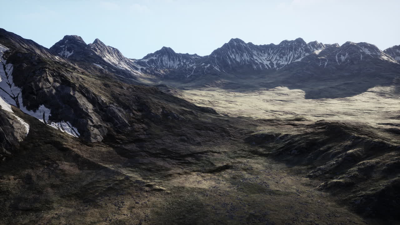 una vista de una cordillera desde la cima de una colina