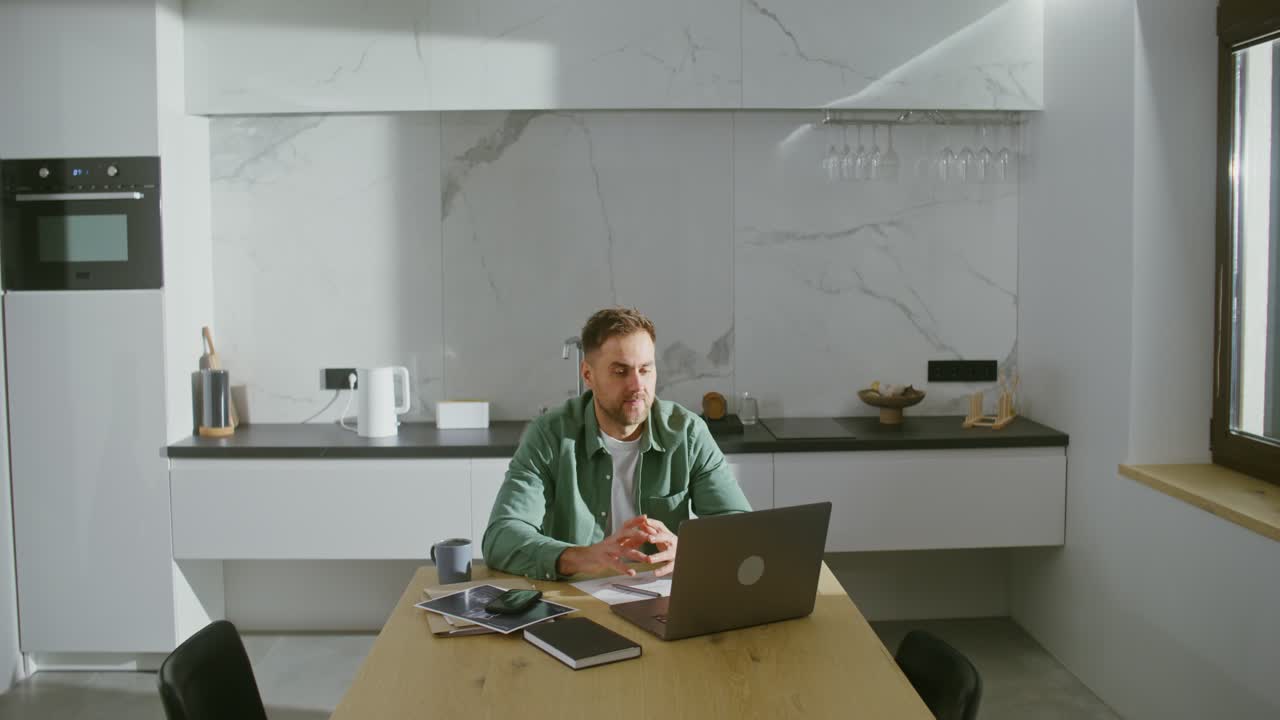 hombre trabajando desde casa en la cocina