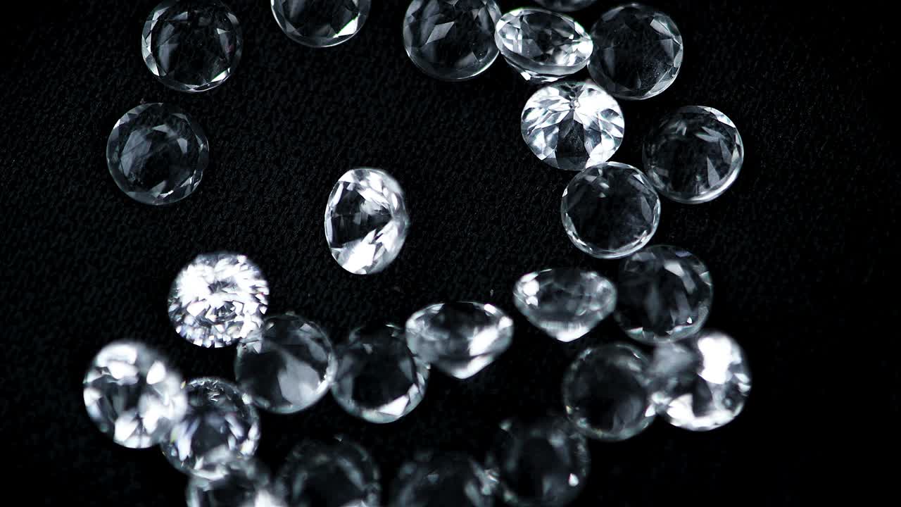 회전하는 테이블에 있는 다이아몬드 (무결한 루프 가능한 클로즈업 영상)