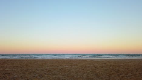 Foto-Fija-De-Una-Relajante-Puesta-De-Sol-En-La-Playa-Con-Cielo-Despejado-Y-Colores-Brillantes