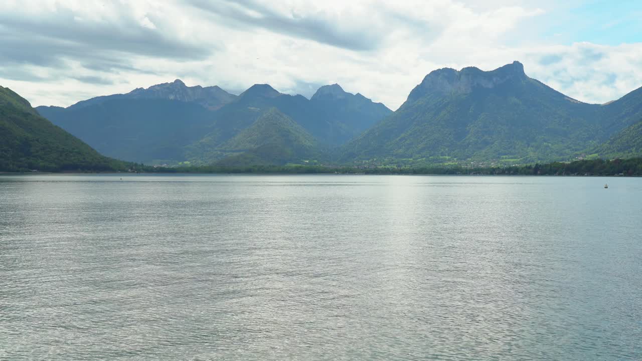 알프스 산맥 (alpes, haute-savoie) 에 위치한 안네시 호수는 프랑스에서 두 번째로 큰 빙하 유래 호수입니다.