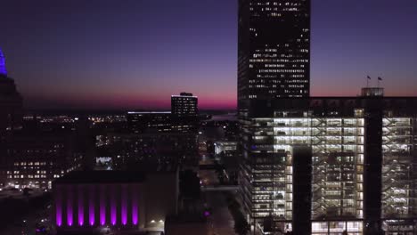 el horizonte de tulsa y el río arkansas al atardecer drone sobrevuelo