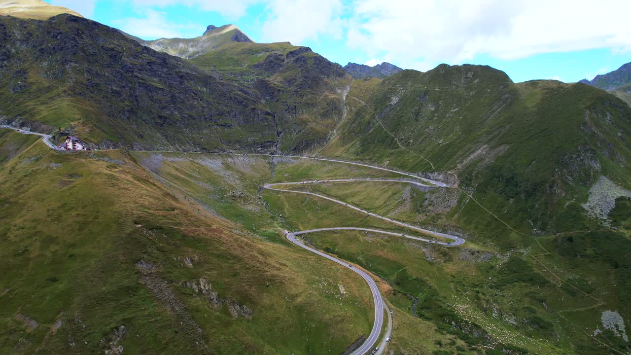 de derecha a izquierda pan de camiones por encima de transfagarasan serpentine road rumania, ladera verde del mediodía