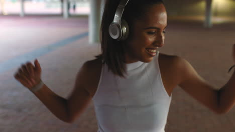 Baile,-Música-Y-Libertad-Con-Una-Mujer-Bailarina