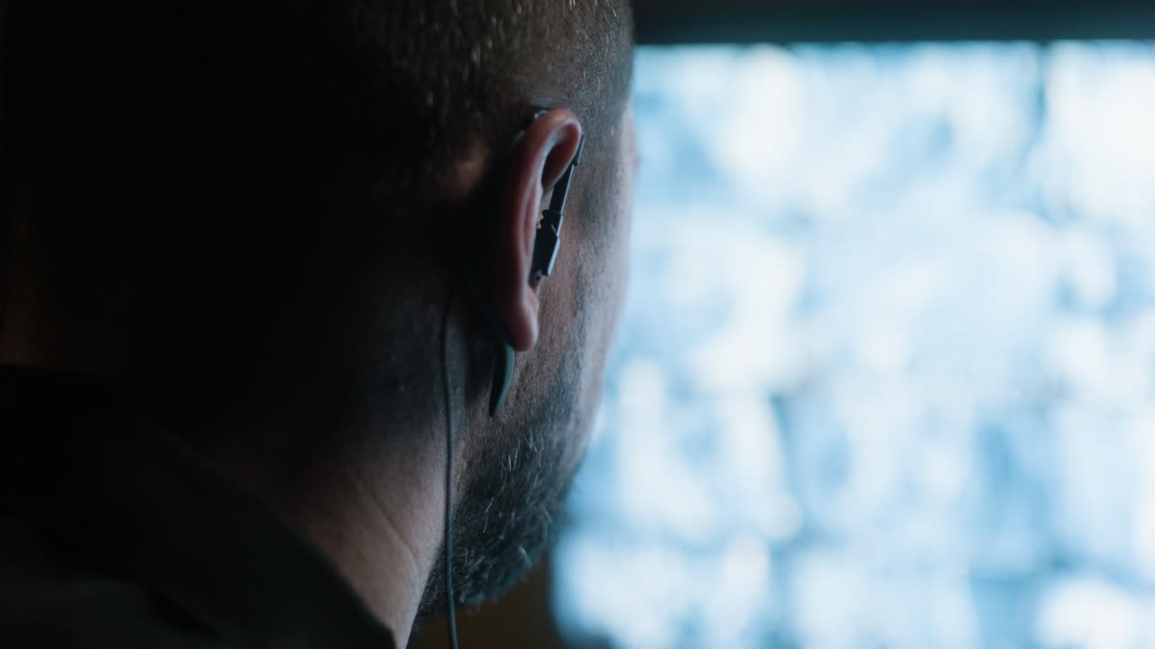 hombre trabajando en la cabaña por la noche