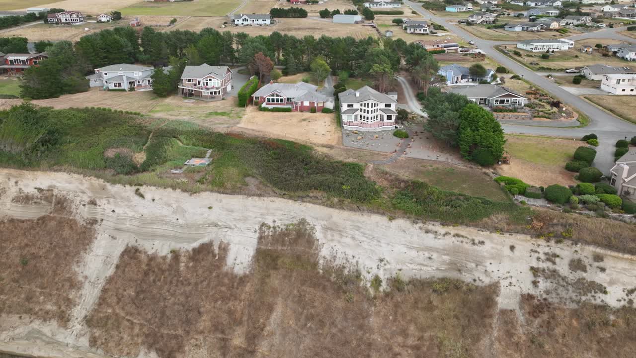 vista aérea de mansiones ubicadas en lo alto del acantilado de la playa oeste en la isla whidbey