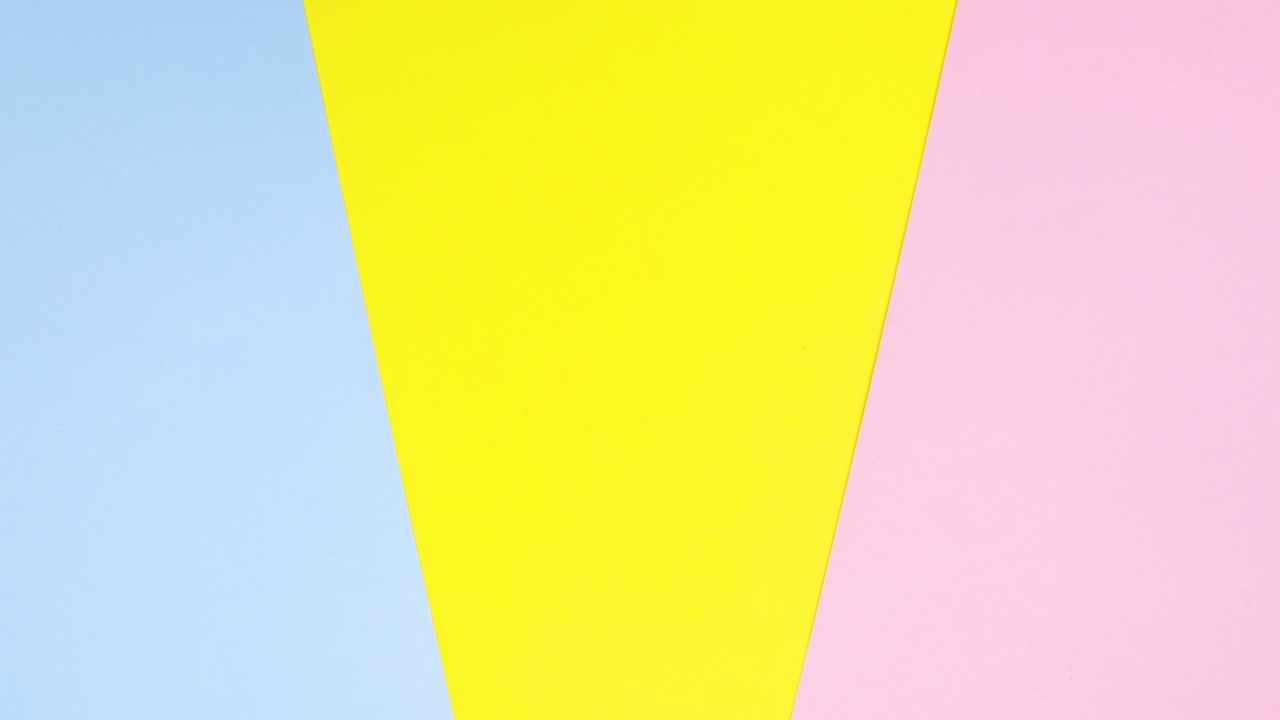 huevos de colores mixtos para la pascua aparecen en el lado izquierdo. detener el movimiento