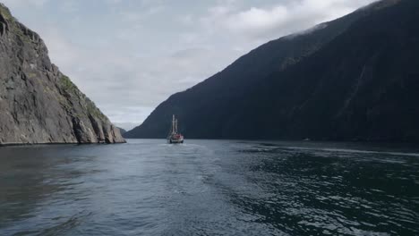 The-boat-between-the-New-Zealand-fiords