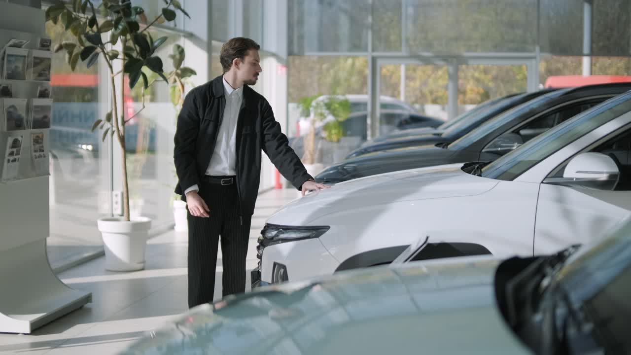 hombre mirando coches en un concesionario