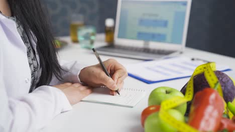 Dietista-Trabajando-En-Un-Plan-De-Dieta.