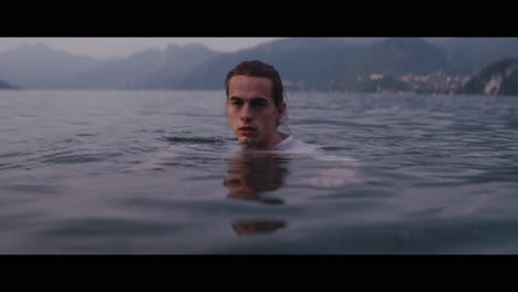 hombre nadando en un lago