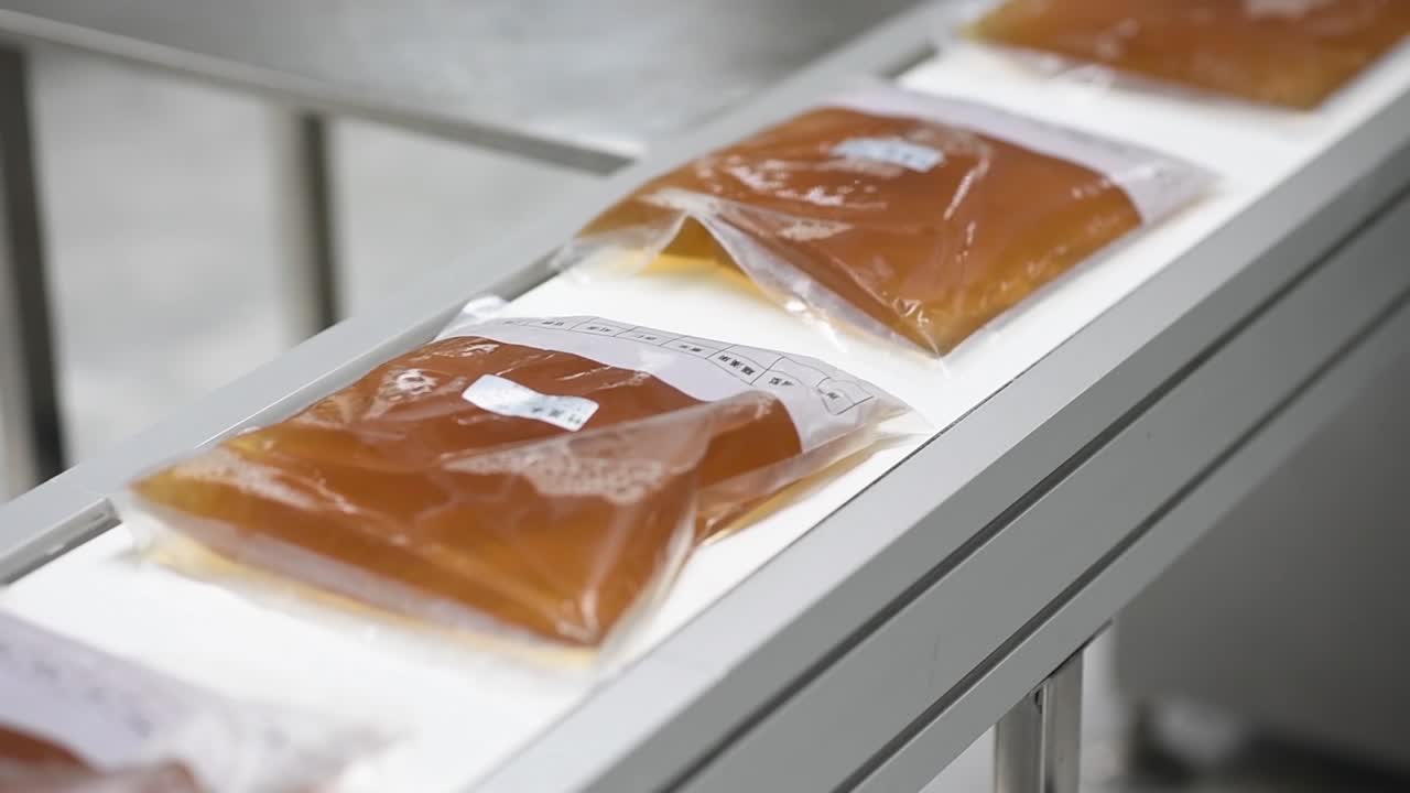 식품 공장의 수프 또는 음료수 생산 라인