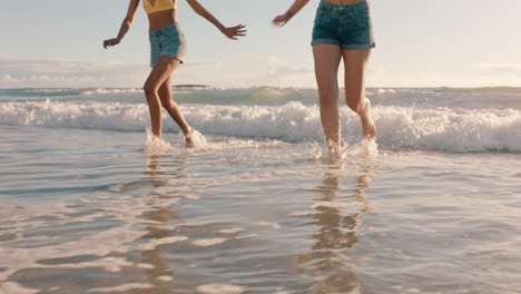 Mejores-Amigos-En-La-Playa-Corriendo-Salpicando-Agua-De-Mar-Divirtiéndose-En-Un-Cálido-Día-De-Verano-Junto-Al-Océano-Disfrutando-De-Las-Vacaciones-De-Verano