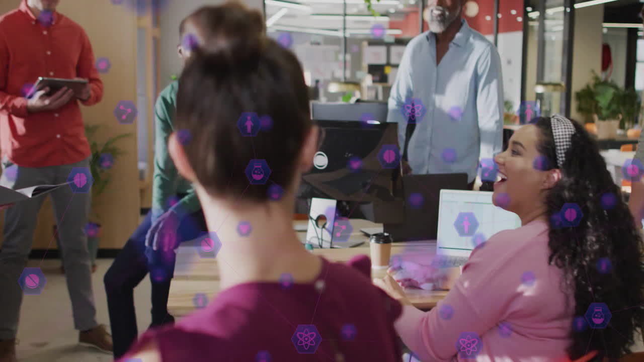 animación de iconos de la ciencia sobre diversas personas de negocios discutiendo el trabajo