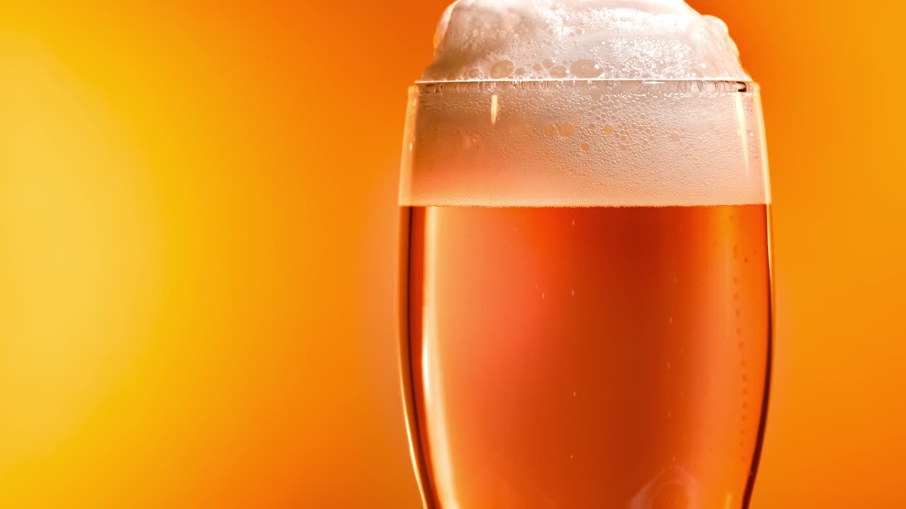 la cerveza lager se asienta en el vaso con una tapa blanca de espuma