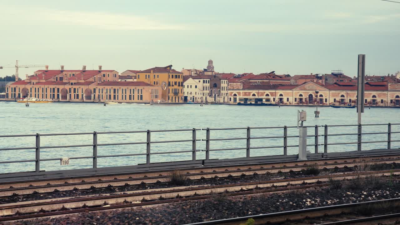 Panorama diurno dello skyline di Venezia visto attraverso l'acqua della laguna. Edifici storici e architettura sul lungomare si estendono lungo l'orizzonte in Italia