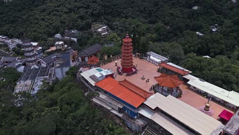 Antena-Sobre-El-Sitio-Del-Templo-Budista-Llamado-Monasterio-De-Los-Diez-Mil-Budas-En-Hong-Kong,-China