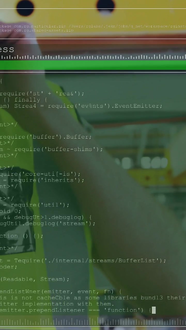 Video vertical: Un técnico usando una tableta, creando una superposición de código con una barra verde para verificaciones en el almacén.