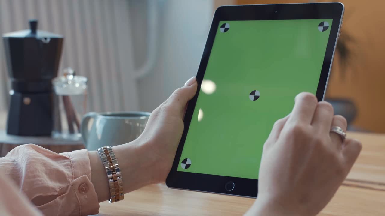 mujer usando una tableta con una pantalla verde