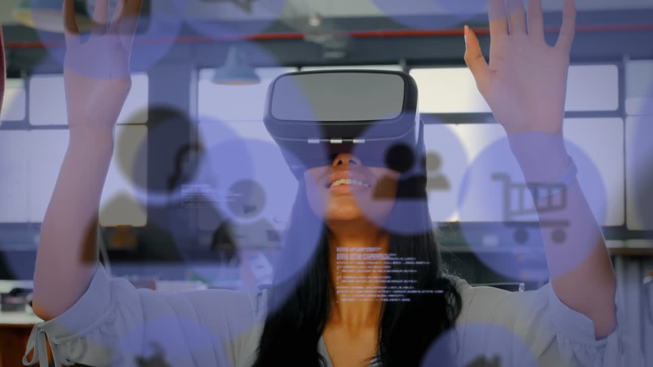 animación de iconos de redes sociales y procesamiento de datos sobre mujer biracial que usa auriculares vr