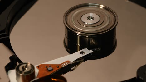 disco duro, primer plano de un disco duro leyendo y escribiendo datos