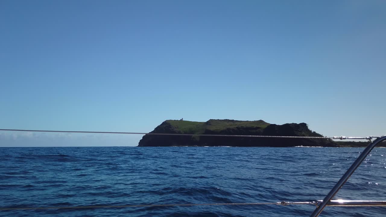 바다 등대가 위에 있는 섬의 쌍동선 항구에서 찍은 사진